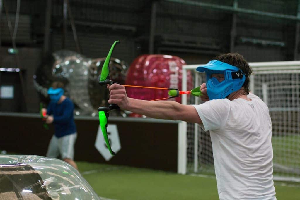 Jouer à l'Arrow Goo avec des mini-arcs afin de révolutionner l'Archery Tag