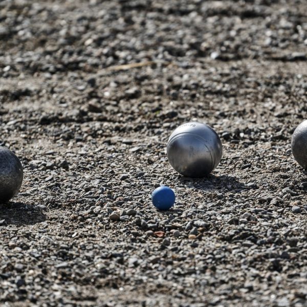 Jouer à la pétanque