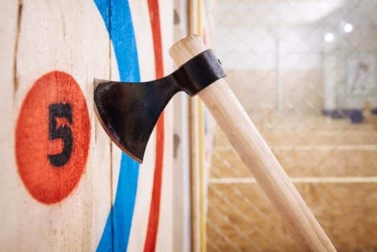 Le lancer de haches, le sport des bûcherons