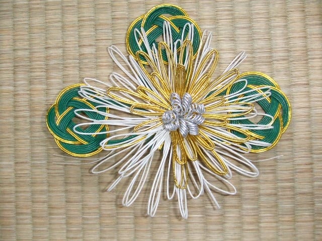 Mizuhiki en forme de fleur