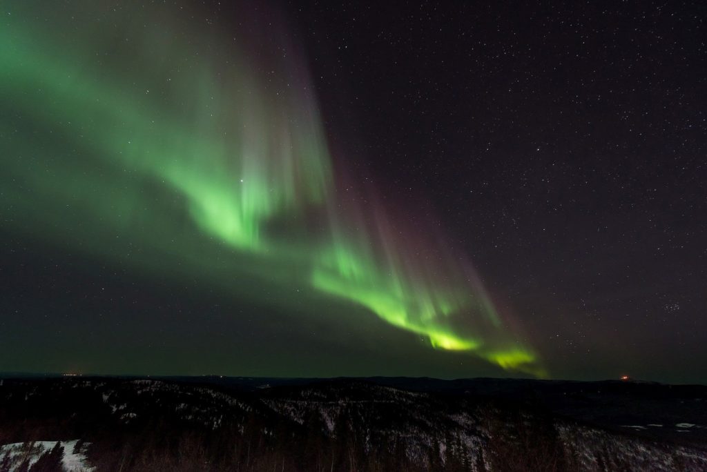 Aurore boréale dans un ciel étoilé en Islande