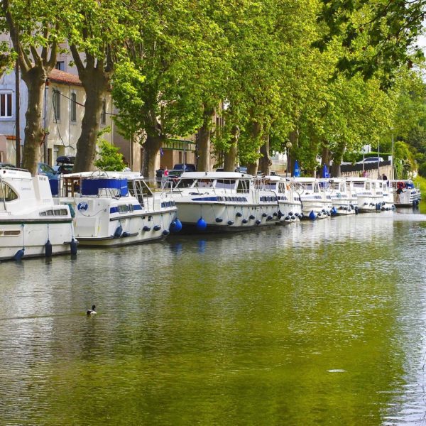 Découvrez le patrimoine et la gastronomie française à bord d'un bateau fluvial sans permis