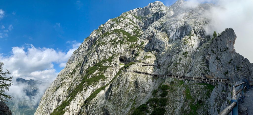 Eisriesenwelt est une cavité souterraine formant une glacière naturelle