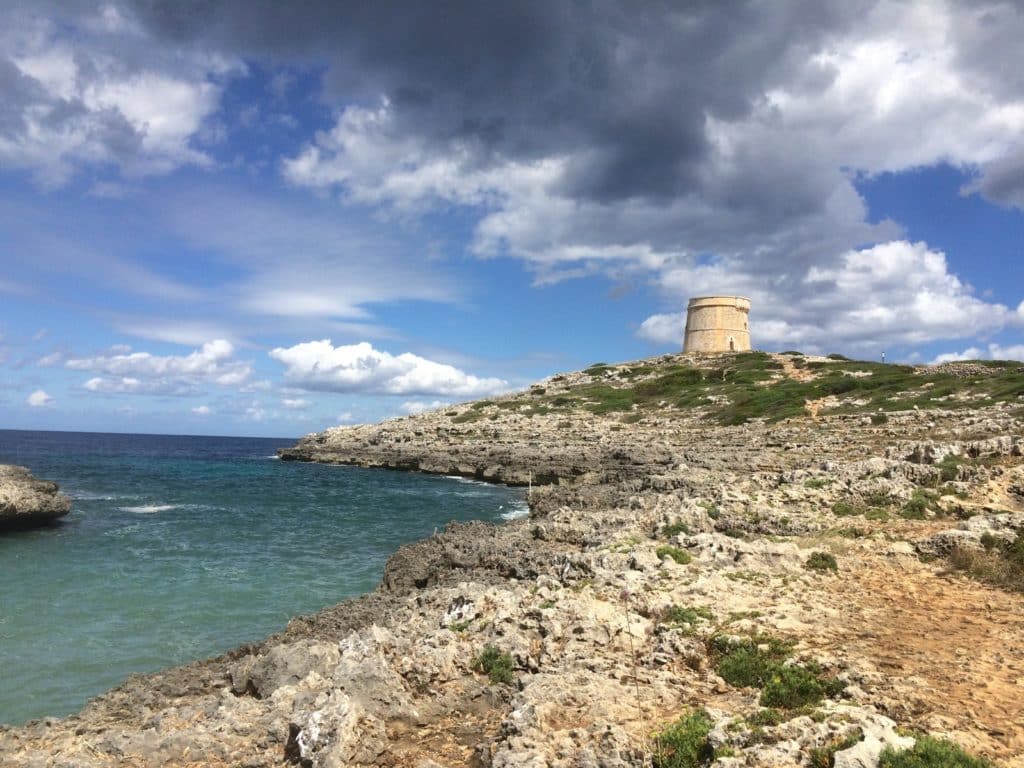 Île des Baléares avec des criques rocheuses