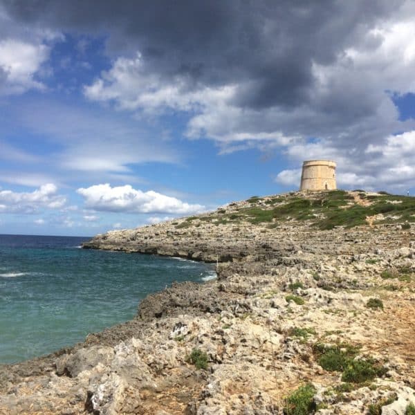 Île des Baléares avec des criques rocheuses