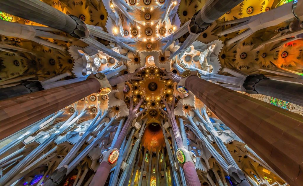 Intérieur de la Sagrada Familia symbole du modernisme catalan