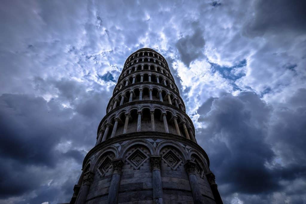 La Tour de Pise admirant le ciel