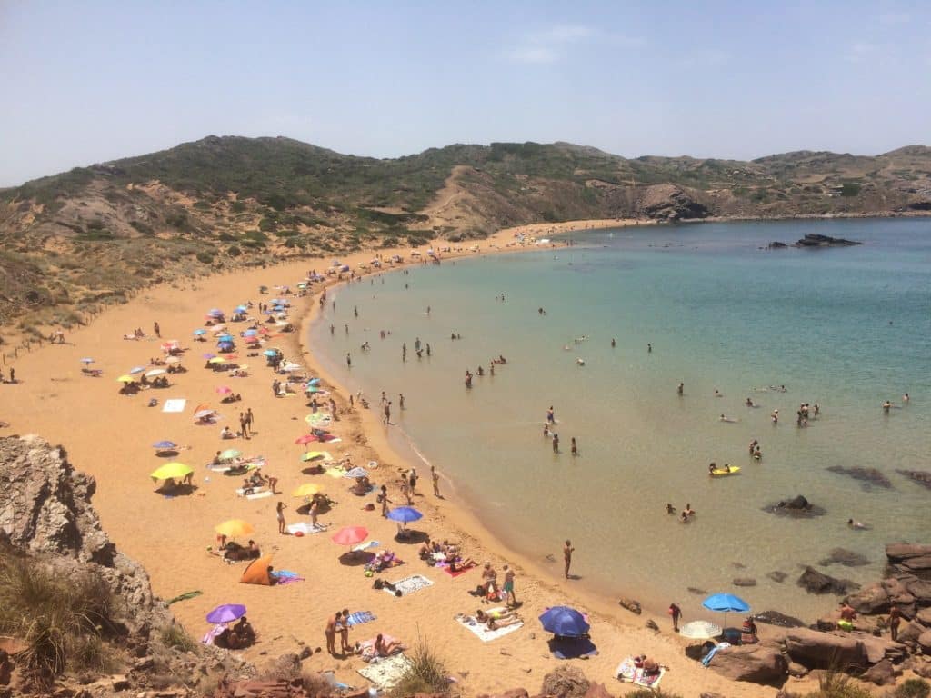 La playa de Cavalleria, plage de sable brun à Mercadal