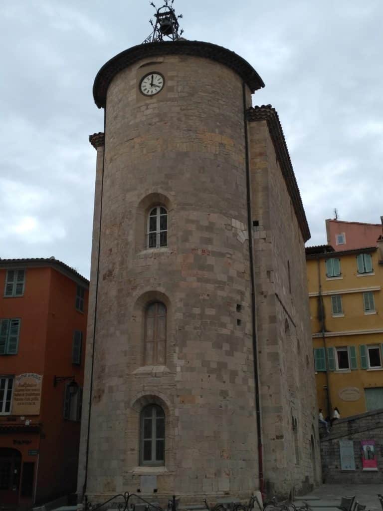 La vieille ville dominée par les ruines du château médiéval des Seigneurs de Fos