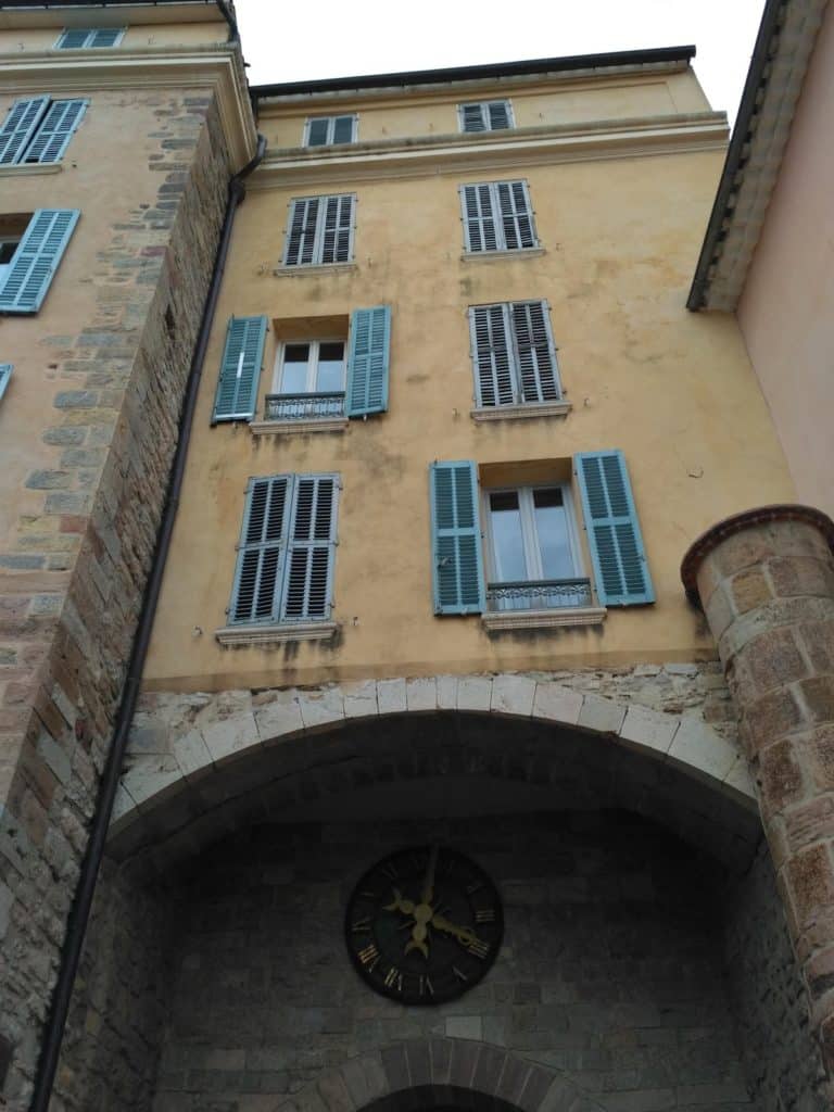 La vieille ville perchée sur la colline