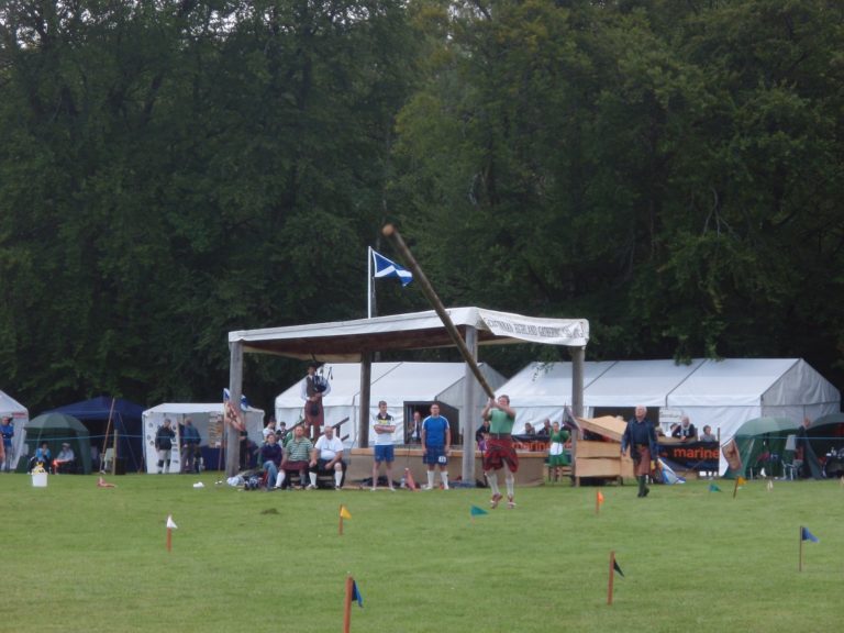 Le lancer de tronc, un sport pour les forts