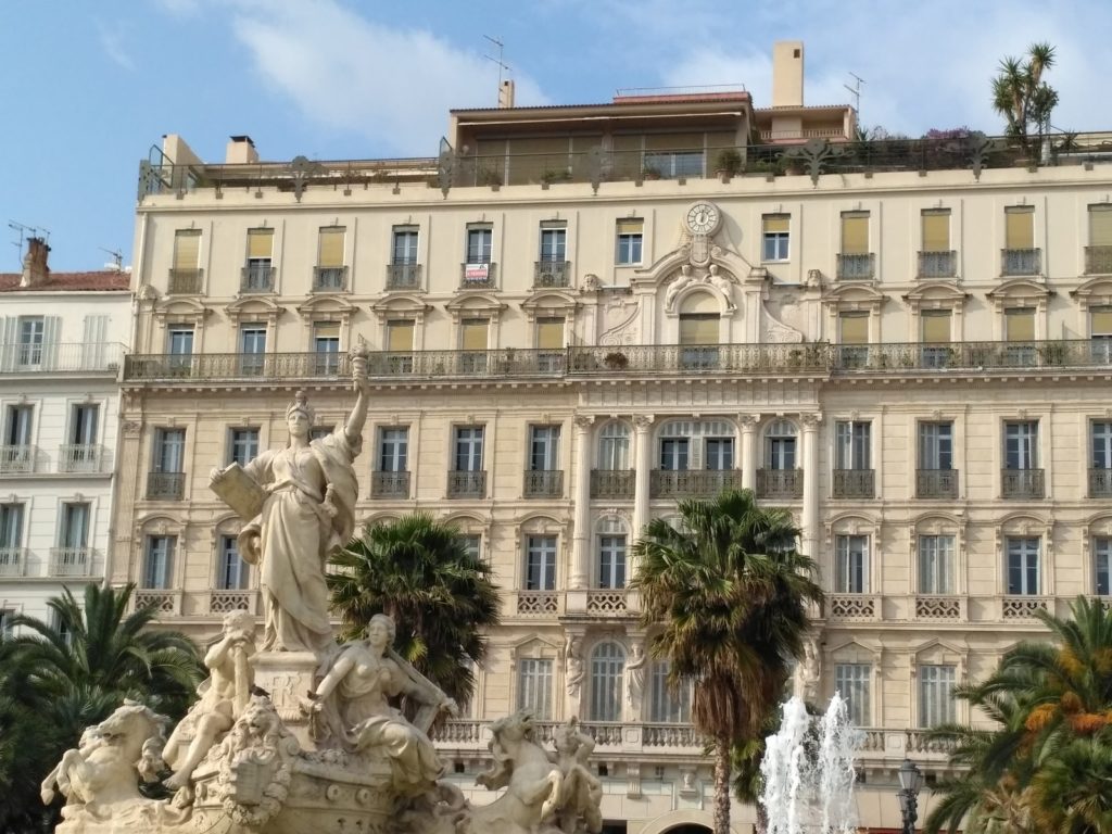 Place de la Liberté de jour