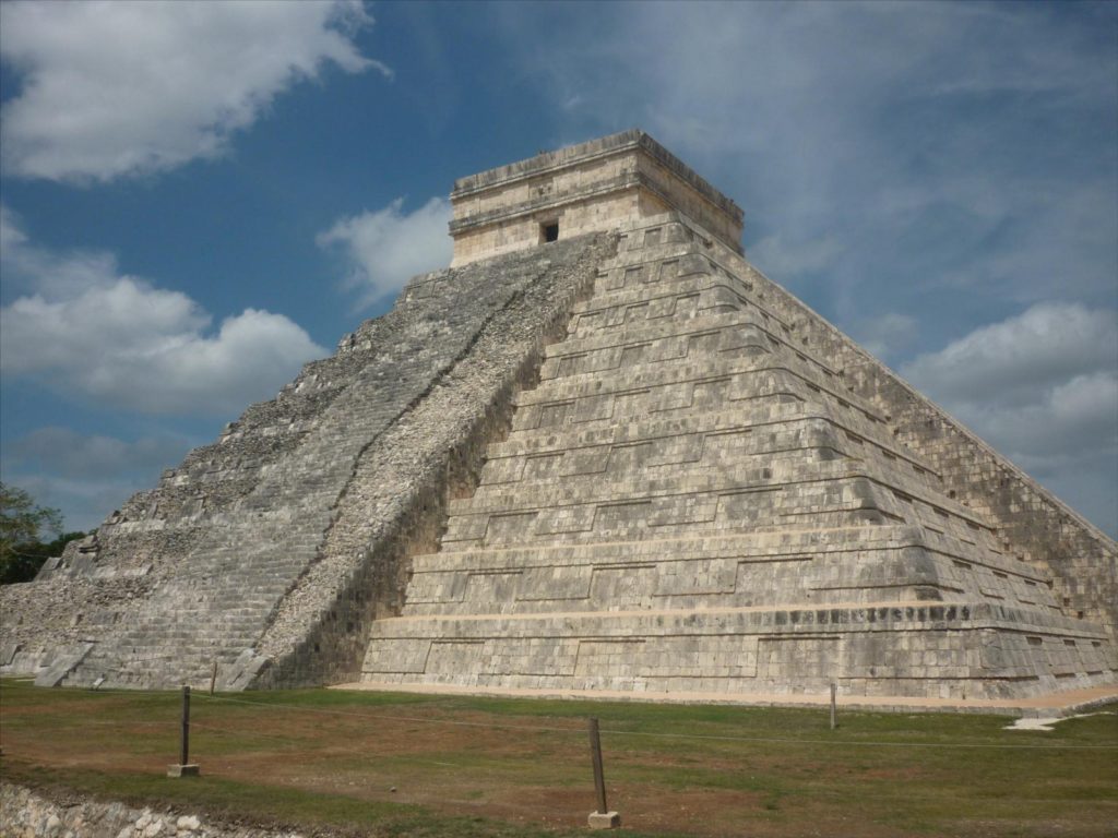 Pyramide gigantesque de Teotihuacan