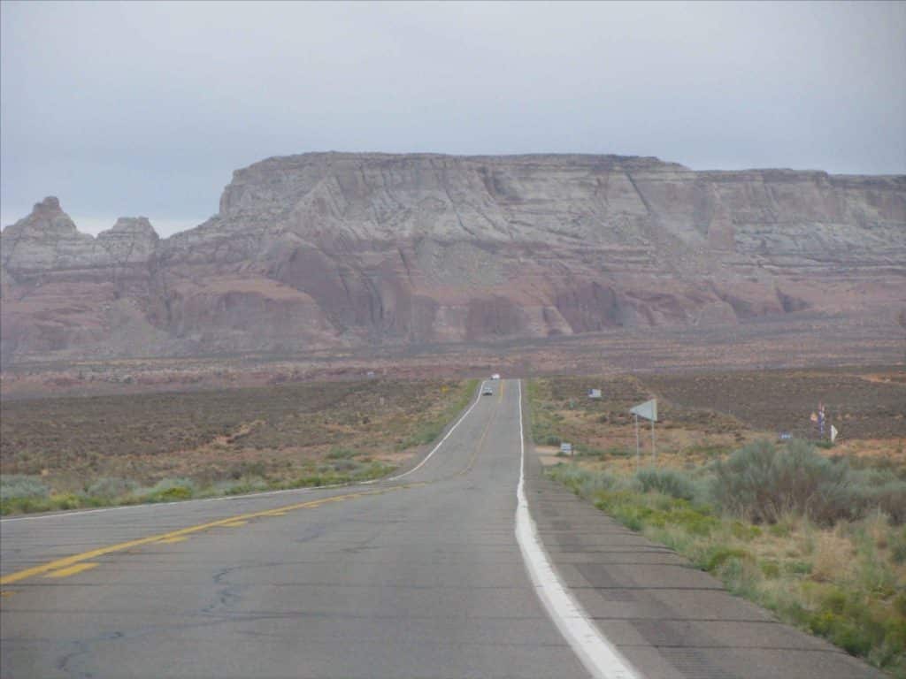 Route immense et désert vers Monument Valley
