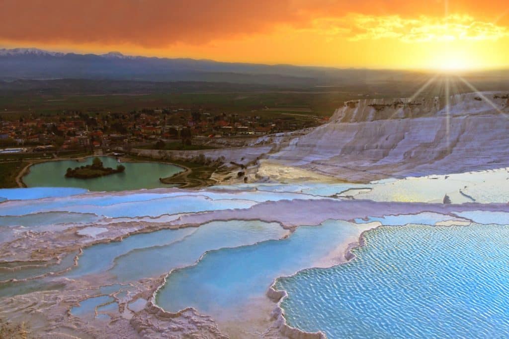 Vasques remplies d'une eau bleu pâle