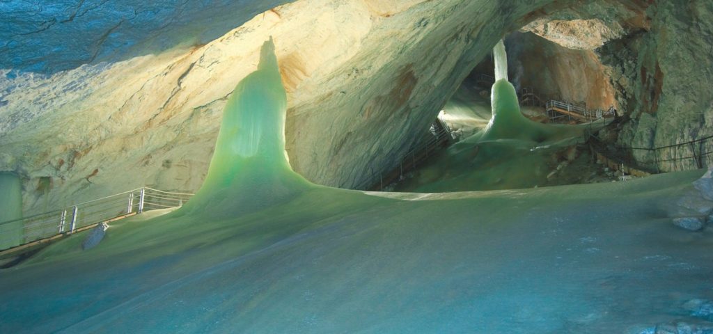 Voyage au centre de la Terre pour découvrir la grotte de glace Eisriesenwelt