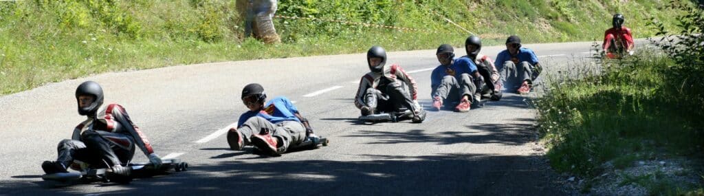 Dévaler une pente en street luge