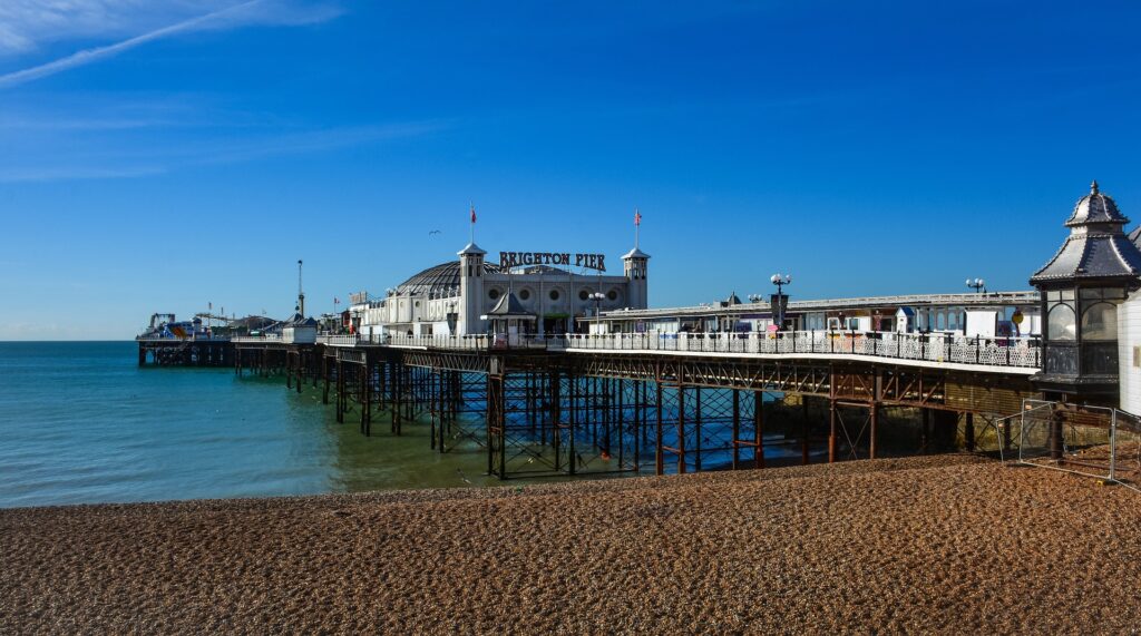 Jetée de Brighton aménagée en complexe de loisirs, située à Brighton sur la côte sud de l'Angleterre