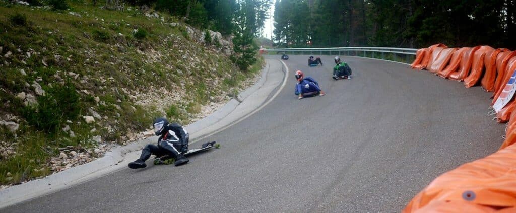 La streetluge est un engin de gravité qui se pratique sur route en pente