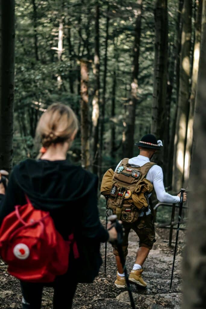 Nordic walking en couple en forêt