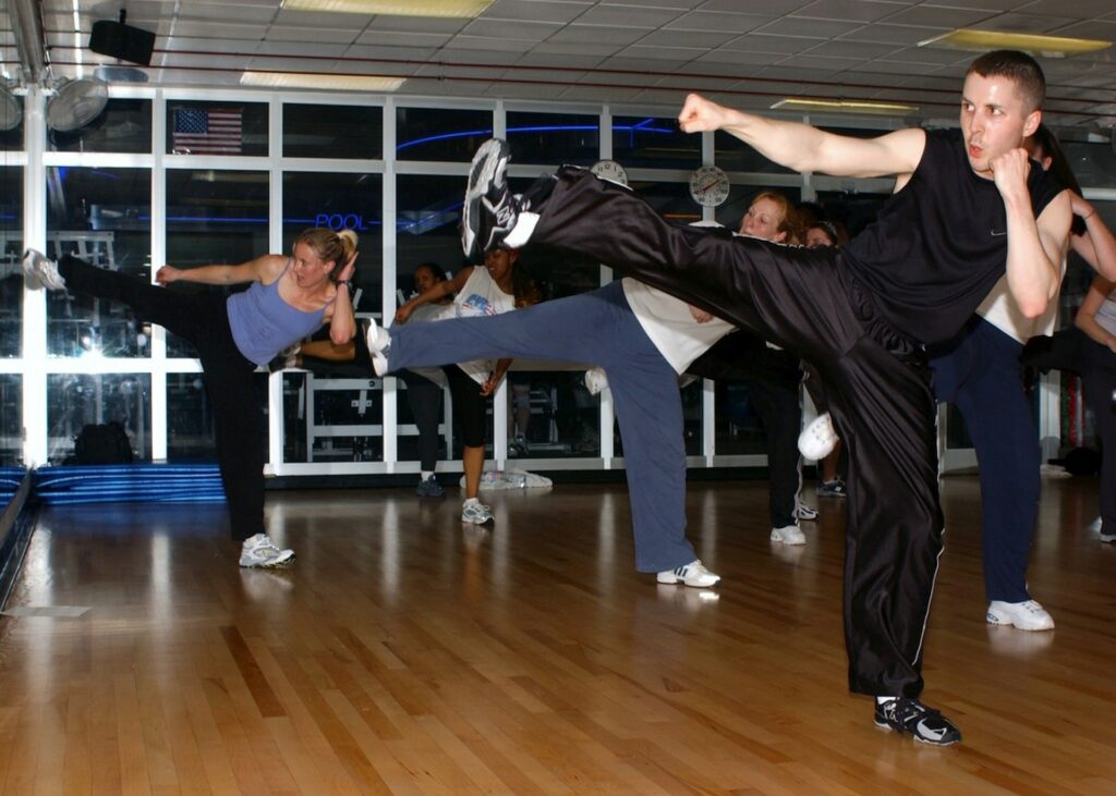 La Savate Forme est une pratique sans opposition, où l'on simule des assauts en musique