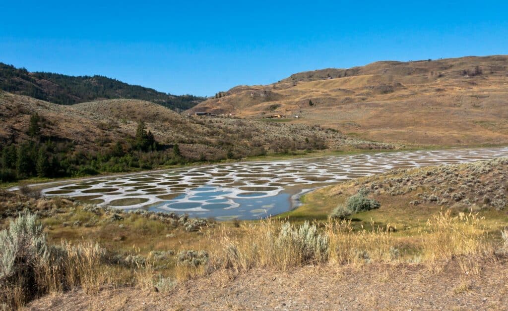 Lac endoréique et salé situé au Canada