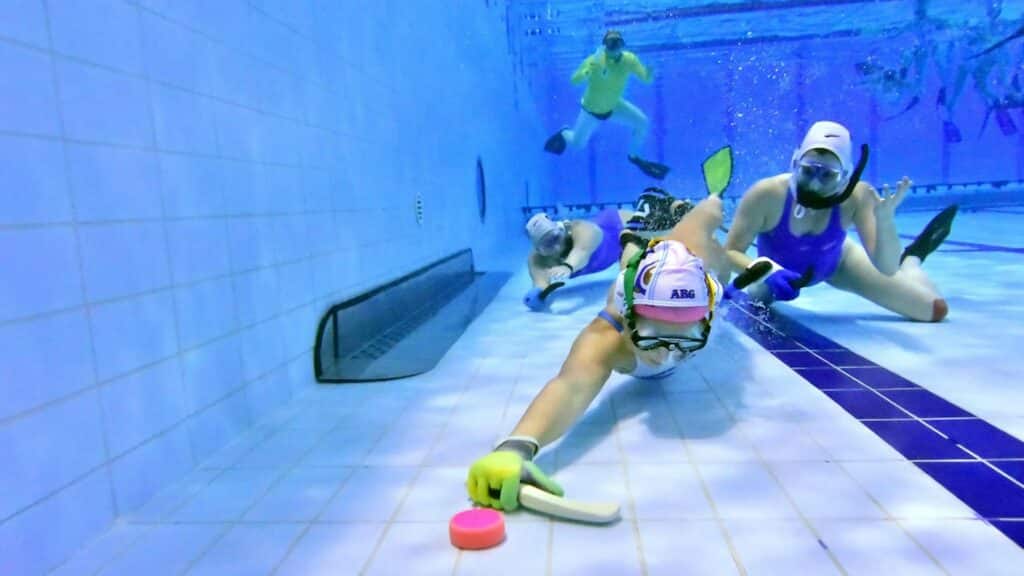 Le hockey subaquatique est un jeu qui oppose sous l'eau, dans une piscine, deux équipes