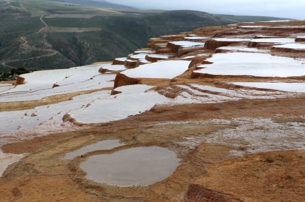 Dépôts de minéraux de carbonate issus de sources chaudes