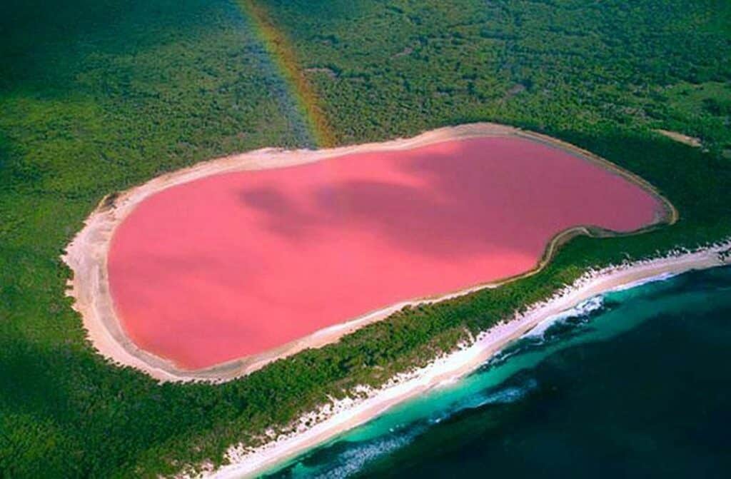 Lac dont les eaux sont fort salines et d'un rose vif due à des micro-organismes