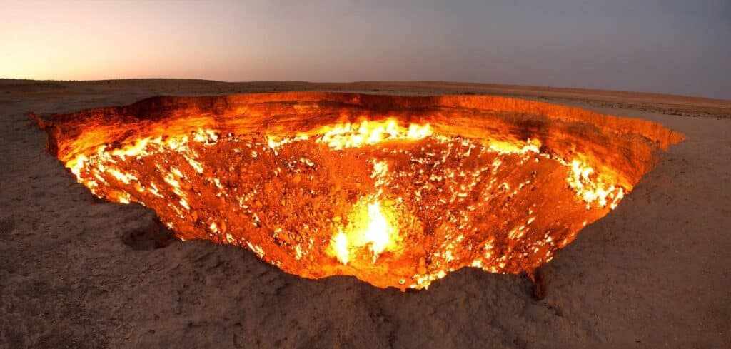 Le cratère de Darvaza au Turkmenistan toujours en feu