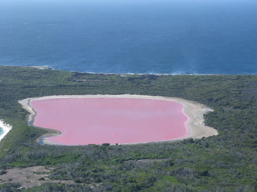 Le lac Hillier est une lagune Australienne située sur l'île du Milieu