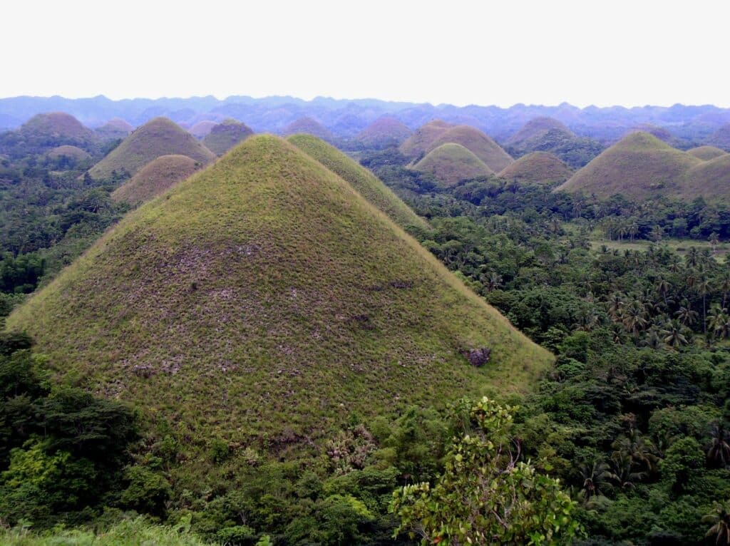 Les Chocolate Hills sont des milliers de collines en forme de cône qui se juxtaposent