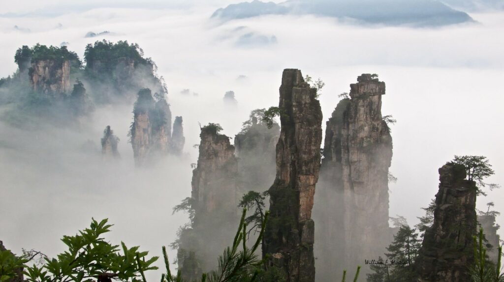 Nuages et brouillard rendent la vue mystérieuse et impressionnante