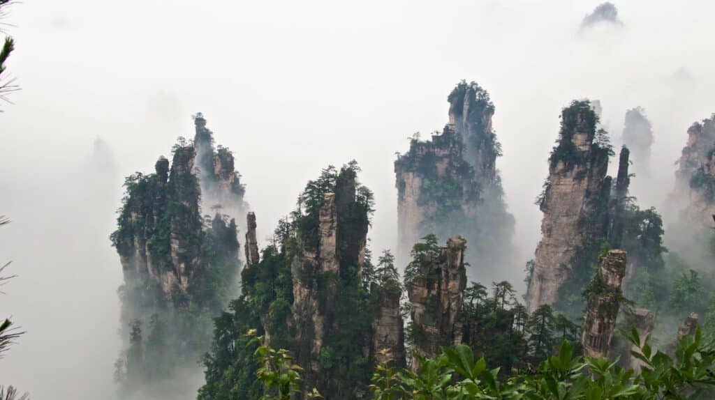 Pics vertigineux de Tianzi Mountains en Chine
