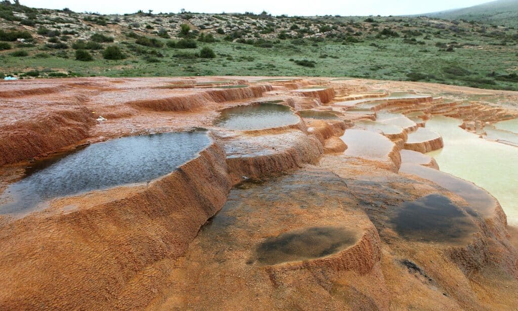 Terrasses naturelles de Badab-e-Surt au nord de l'Iran