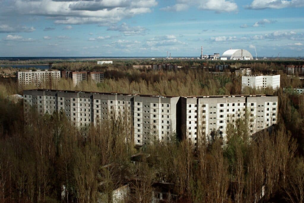 Vue du sarcophage sur la centrale nucléaire de Tchernobyl