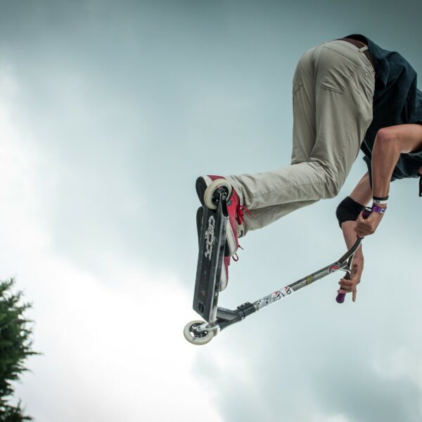 La trottinette freestyle est une trottinette renforcée résistante aux chocs