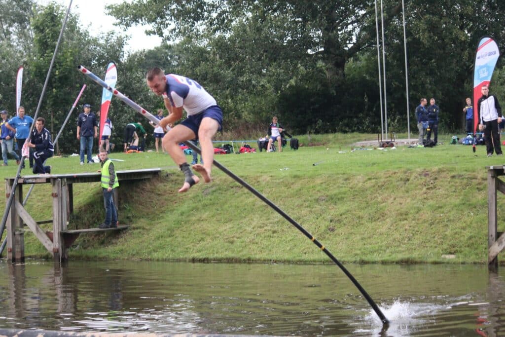 Le Fierljeppen est un sport traditionnel néerlandais pratiqué par les frisons