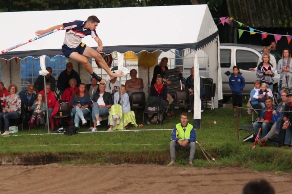 Le Fierljeppen le saut en longueur traditionnel venu des Pays-Bas