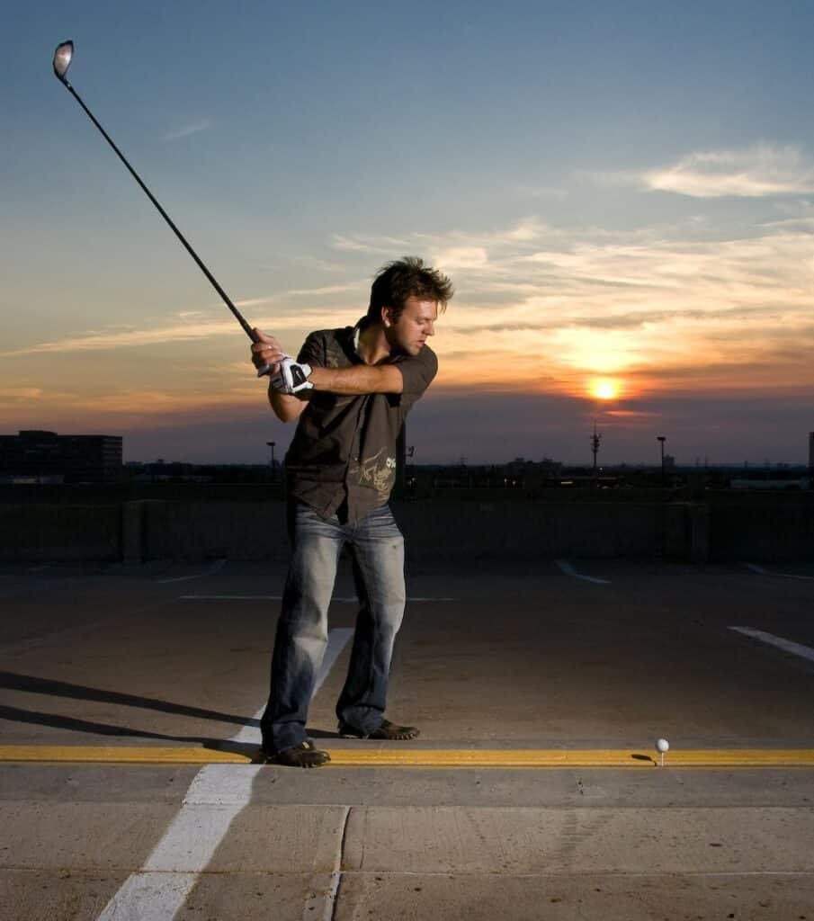 Le street golf sur un parking