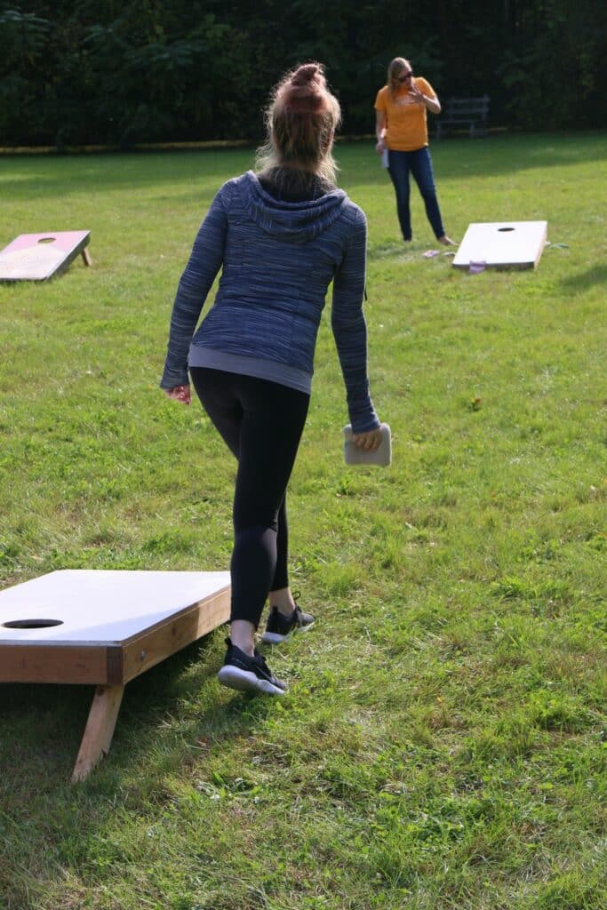 Le Cornhole est un jeu d'adresse cousin du mölkky