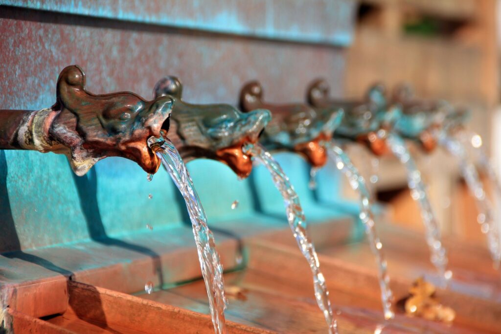 L'eau en circuit fermé d'une fontaine