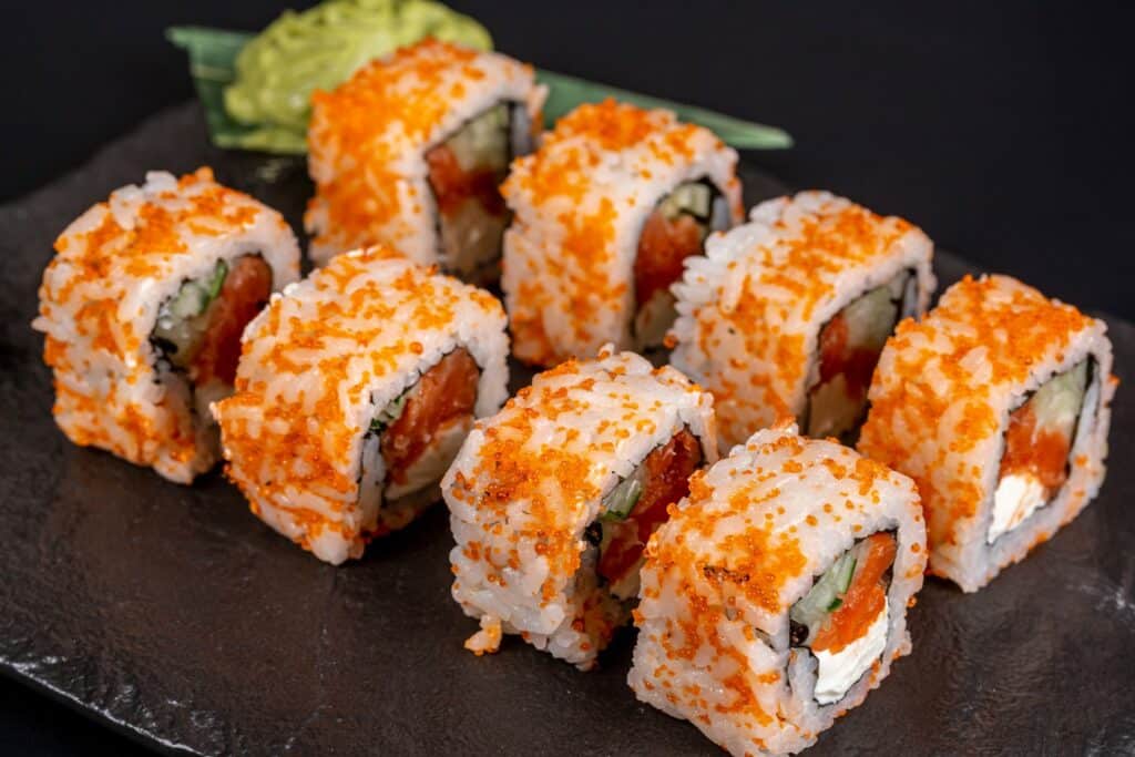 Le tobiko sur des california rolls