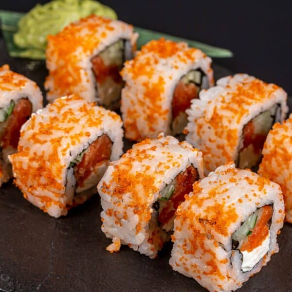 Le tobiko sur des california rolls