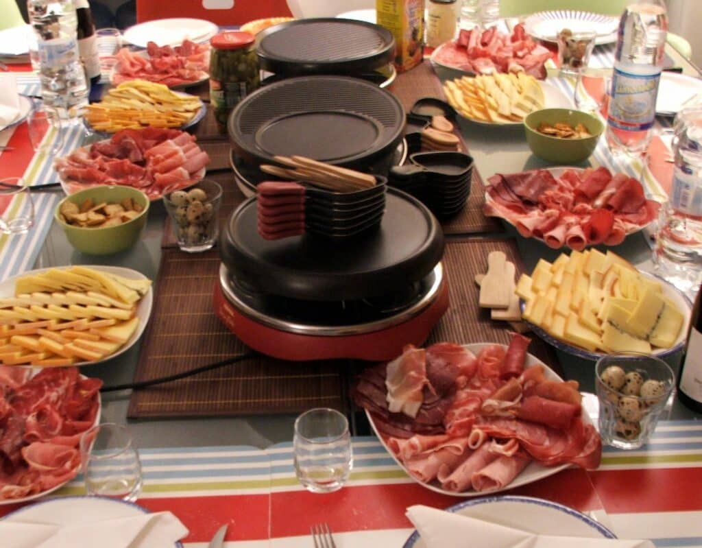 Tablée autour d'une raclette et ses accompagnements