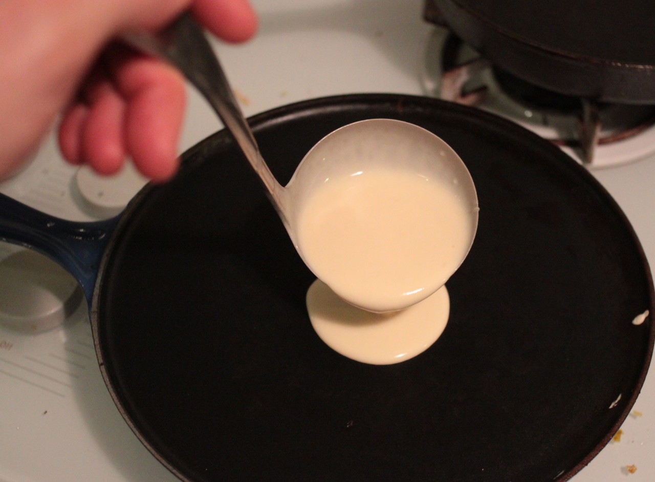 Bien étaler une pâte à crêpe dans une poêle à crêpes étape 1