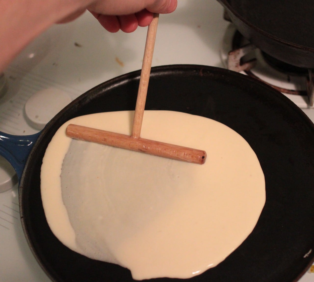 Bien étaler une pâte à crêpe dans une poêle à crêpes étape 2