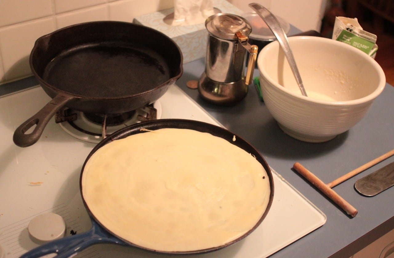 Bien étaler une pâte à crêpe dans une poêle à crêpes étape 3