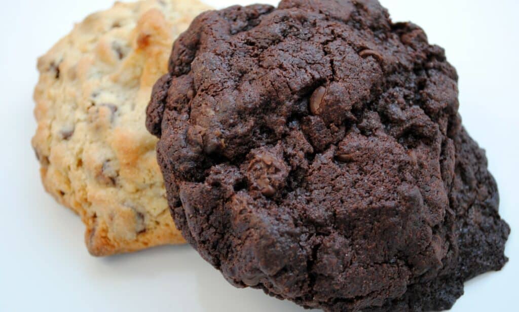Cookie au chocolat noir et à la menthe et cookie au gingembre et aux épices