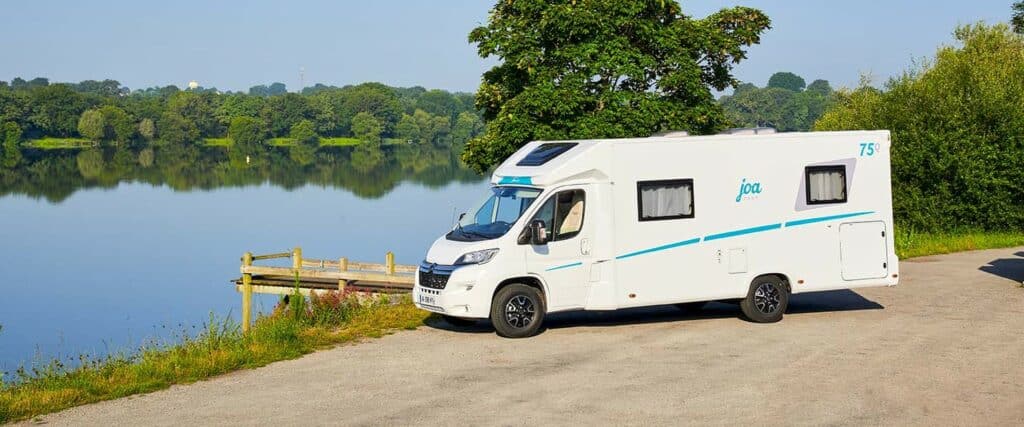 Camping-car près d'un lac